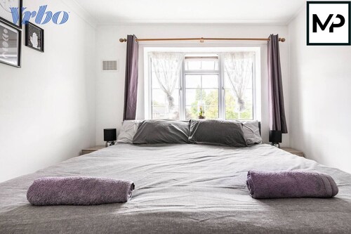 Luxury Apartment For Short Lets and Serviced Accommodation Epsom with Parking