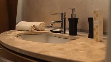 Baignoire Ă jets, sĂšche-cheveux, bidet, serviettes fournies