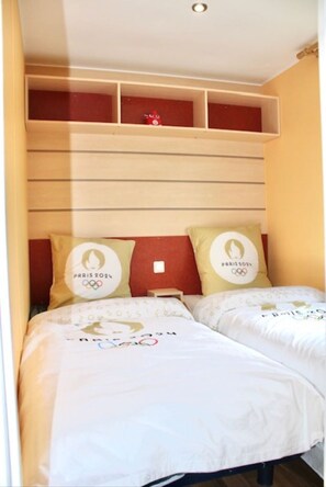 3 bedrooms, internet, bed sheets