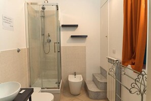 Chuveiro, banheira de hidromassagem, secador de cabelo, bidê