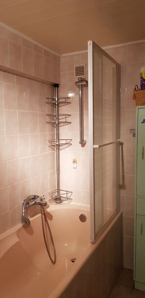 Séchoir à cheveux, serviettes fournies, savon, shampooing
