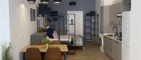 Tabla de planchar con plancha, wifi gratis y ropa de cama