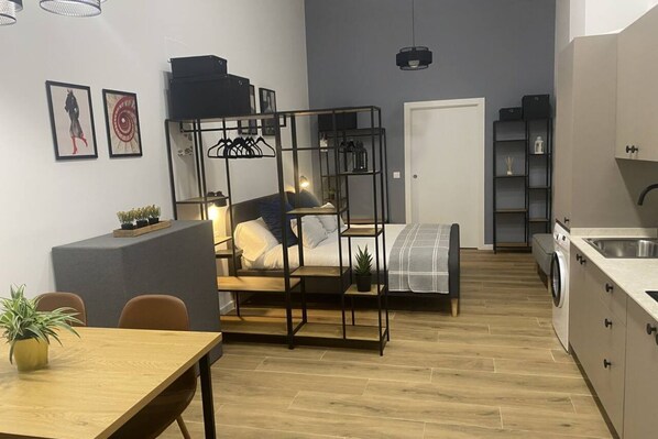 1 habitación, tabla de planchar con plancha, wifi gratis y ropa de cama