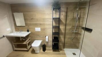 Een douche, een haardroger, handdoeken