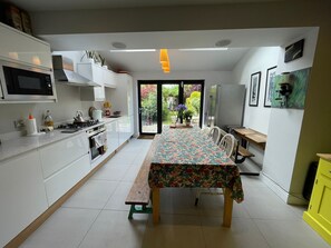 Kylskåp, mikrovågsugn, ugn och spishäll