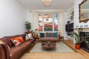 Basic Apartment | Living area - Spacious 2BD Flat By Regents Park & Camden Town! (London)