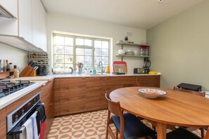 Basic-Apartment | Eigene Küche | Kühlschrank, Mikrowelle, Ofen, Herdplatte