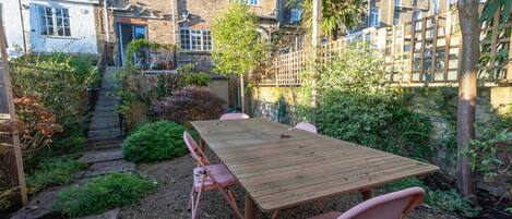 Basic Apartment | Outdoor dining