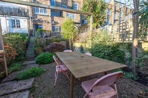 Basic Apartment | Outdoor dining - Spacious 2BD Flat By Regents Park & Camden Town! (London)