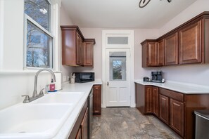 Fridge, microwave, oven, stovetop - Modern Comfort & Victorian Charm (Hot Springs)