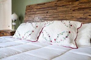 4 bedrooms, iron/ironing board, WiFi, bed sheets - Modern Comfort & Victorian Charm (Hot Springs)