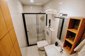 Familie suite, 2 slaapkamers | Badkamer | Pantoffels, handdoeken