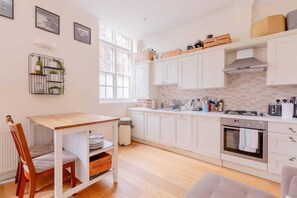 Basic Apartment | Private kitchen | Fridge, microwave, oven, stovetop - Stylish Bohemian 2BD Flat Mile End Park! (London)