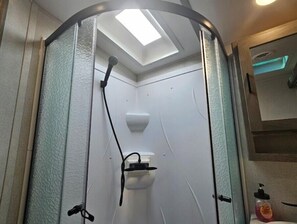 Regadera, toallas, jabón, shampoo 