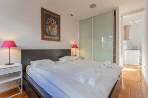 2 soverom, skrivebord, strykejern/-brett og wi-fi