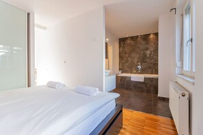 2 bedrooms, desk, iron/ironing board, WiFi - Modern Penthouse Terrace Hot Tube (Budapest)