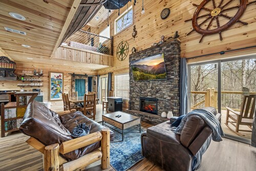 *Family-friendly 4BD Cabin w/ POOL + Near TOWN*