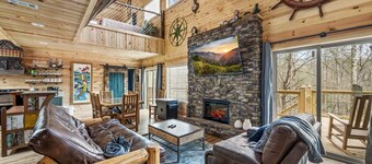 *Family-friendly 4BD Cabin w/ POOL + Near TOWN*