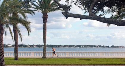 Sunshine House - 3 bed, 2 bath. Steps to Bayshore