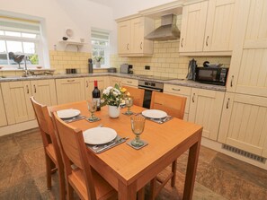 Réfrigérateur, lave-vaisselle, bouilloire électrique, grille-pain