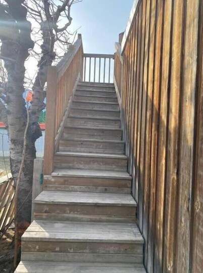 Luisa's Guest Suite, a little penthouse & deck on a 1921 building. Pet friendly.