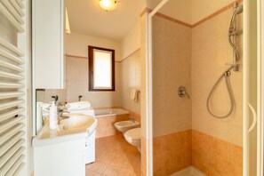 Douche, sĂšche-cheveux, serviettes fournies