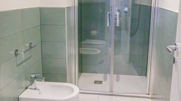 Dusche, Haartrockner, Bidet, Handtücher