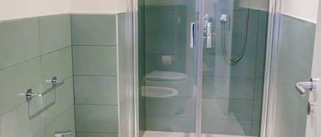 Chuveiro, secador de cabelo, toalhas de banho