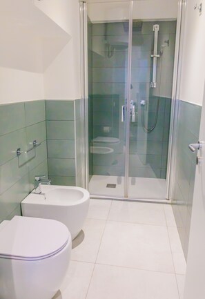 Dusche, Haartrockner, Bidet, Handtücher