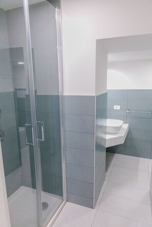 Chuveiro, secador de cabelo, toalhas de banho