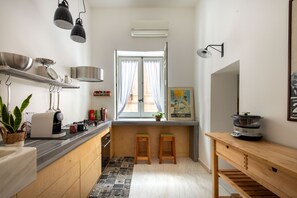 Geladeira, fogão, lava-louças, cafeteira/chaleira