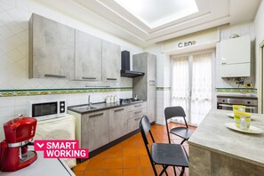 Kühlschrank, Ofen, Geschirrspüler, Wasserkocher mit Kaffee-/Teezubehör