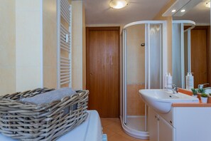 Douche, sèche-cheveux, bidet, serviettes fournies