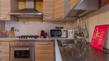 Kühlschrank, Mikrowelle, Ofen, Geschirrspüler