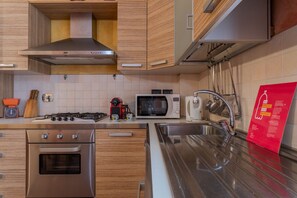 Kühlschrank, Mikrowelle, Ofen, Geschirrspüler