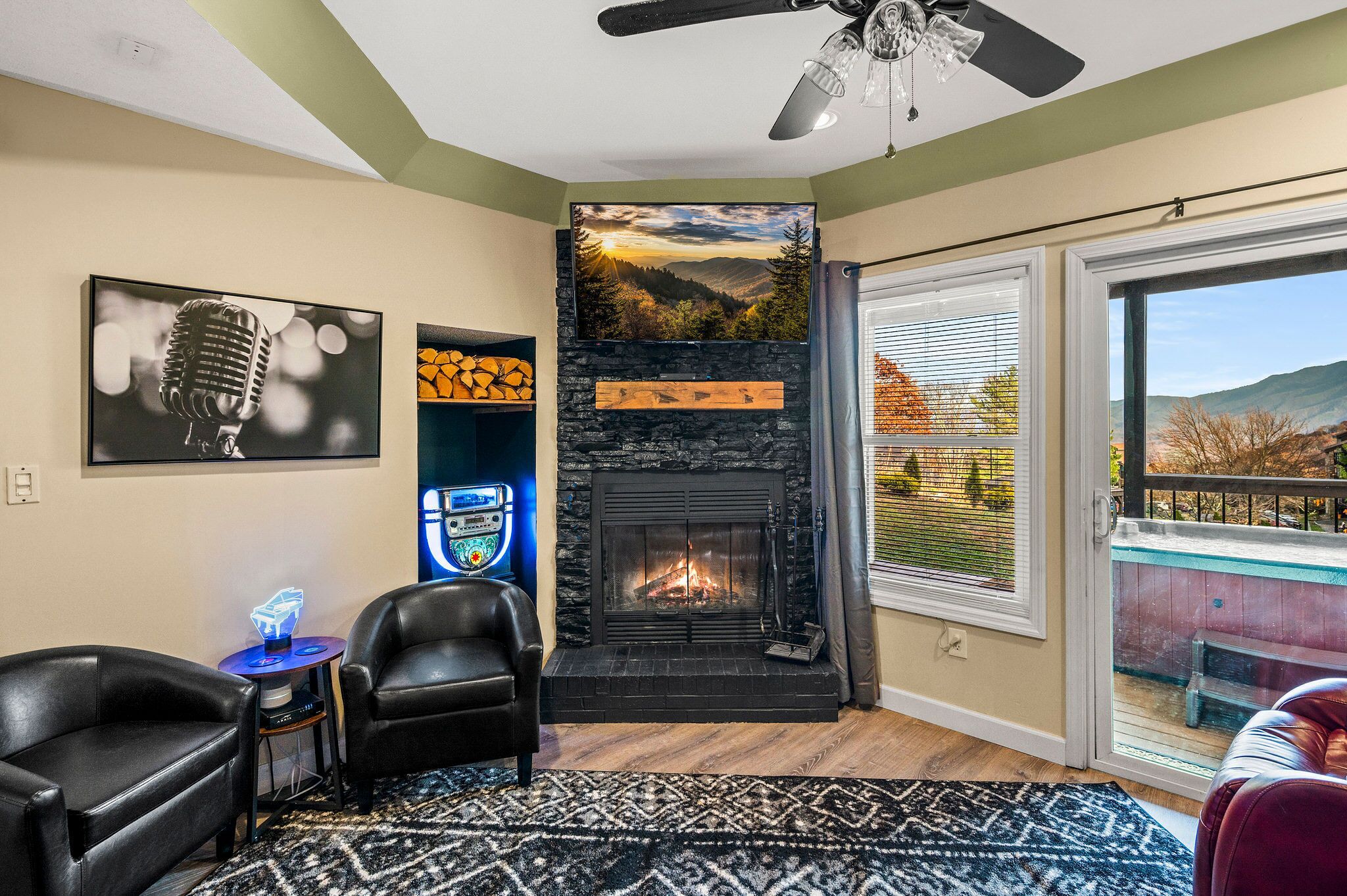 Gatlinburg Family Chalet - Mountain Views - 3 Kings - Hot Tub + Sauna - Tennessee
