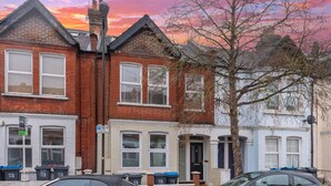 A row of terraced houses with a black car parked in front. - Ground Floor Apartment - Private Garden (London)