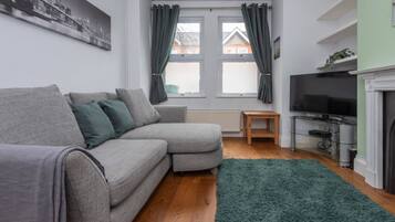 Basic Apartment | Living area | TV