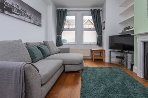 Basic Apartment | Living area - Ground Floor Apartment - Private Garden (London)