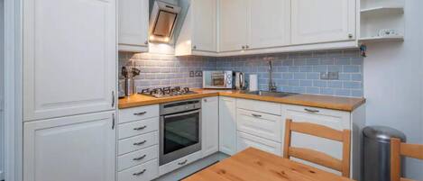 Basic Apartment | Private kitchen | Fridge, microwave, oven, stovetop