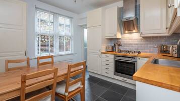 Basic Apartment | Private kitchen | Fridge, microwave, oven, stovetop