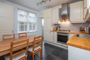 Basic Apartment | Private kitchen - Ground Floor Apartment - Private Garden (London)