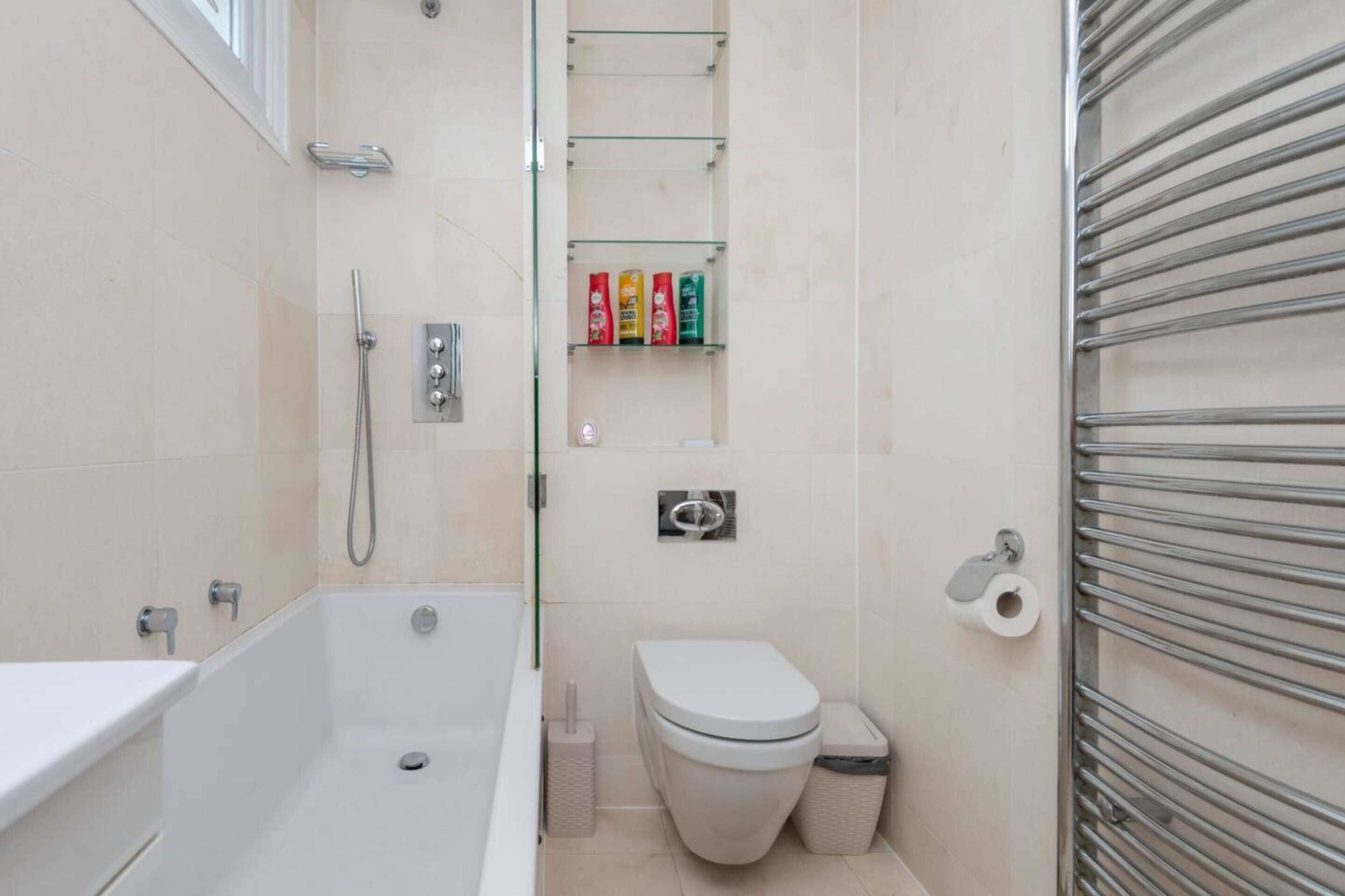 Basic Apartment | Bathroom | Towels, soap, shampoo, toilet paper