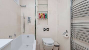 Basic Apartment | Bathroom | Towels, soap, shampoo, toilet paper