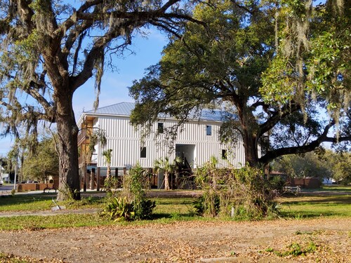 Four Palms Unit B, 500ft to Beach, Walk 2 Casinos!