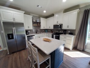 Geladeira, micro-ondas, fogão, cooktop