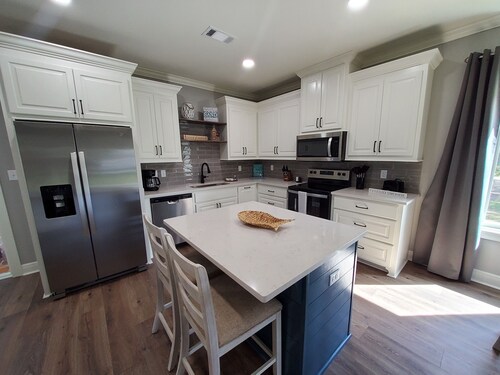 Four Palms Unit C, 500ft to Beach, Walk 2 Casinos!