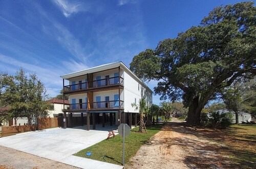 Four Palms Unit C, 500ft to Beach, Walk 2 Casinos!