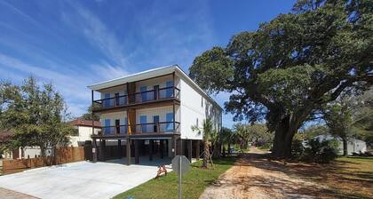Four Palms Unit C, 500ft to Beach, Walk 2 Casinos!