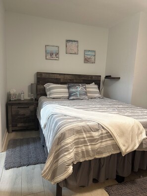 2 quartos, escrivaninha, ferros/tábuas de passar roupa, berço de viagem